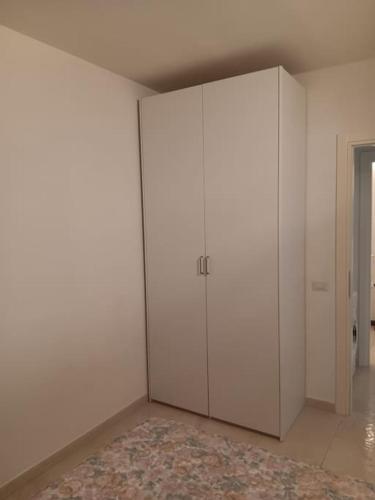 a white room with a large white cabinet at appartamento piano terra in Eraclea Mare