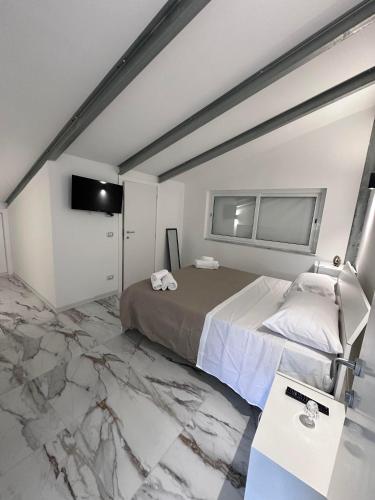 a hotel room with a bed and a television at Lume Laura ROOMS in Capaccio-Paestum