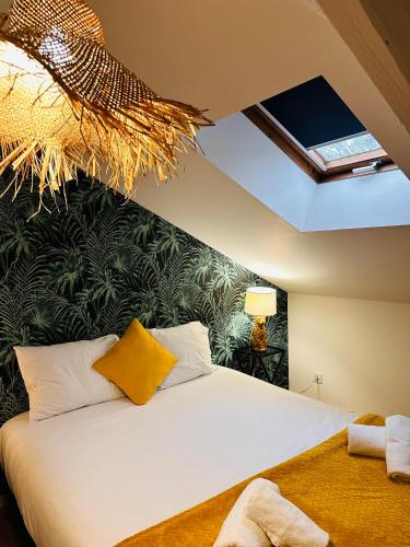 - une chambre avec un grand lit blanc et des oreillers jaunes dans l'établissement ORLEANS - Maison de ville haut de gamme au calme - 4 chambres avec garage - proche de toutes les commodités - LA MAISON D'A COTE, à Orléans