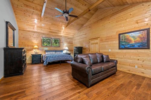 Χώρος καθιστικού στο River Lodge By Stony Brook Cabins