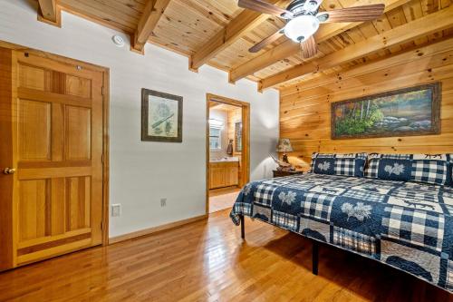 Ένα ή περισσότερα κρεβάτια σε δωμάτιο στο River Lodge By Stony Brook Cabins