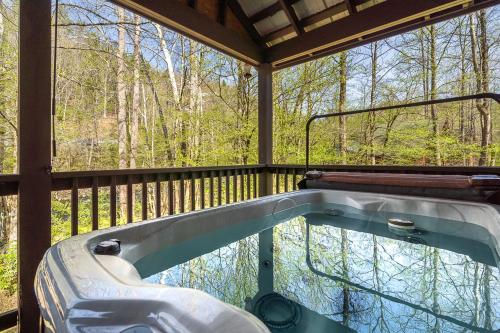 Πισίνα στο ή κοντά στο River Lodge By Stony Brook Cabins