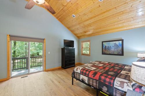 Ένα ή περισσότερα κρεβάτια σε δωμάτιο στο River Lodge By Stony Brook Cabins