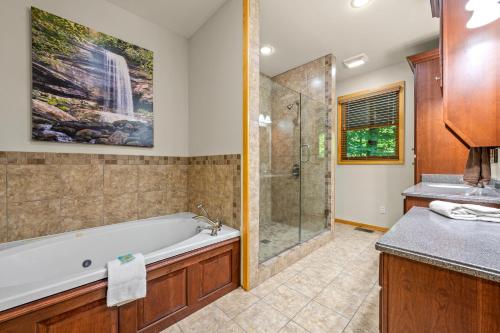 Ένα μπάνιο στο River Lodge By Stony Brook Cabins