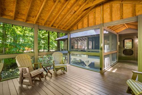Μπαλκόνι ή βεράντα στο River Lodge By Stony Brook Cabins
