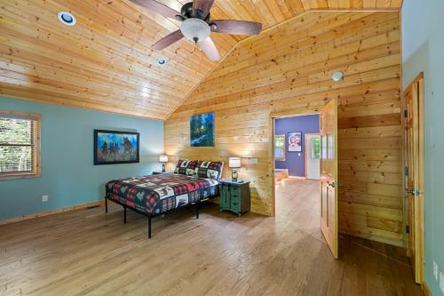 Ένα ή περισσότερα κρεβάτια σε δωμάτιο στο River Lodge By Stony Brook Cabins