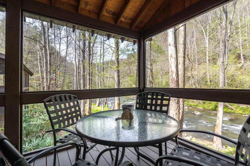 Φωτογραφία από το άλμπουμ του River Lodge By Stony Brook Cabins σε Sevierville