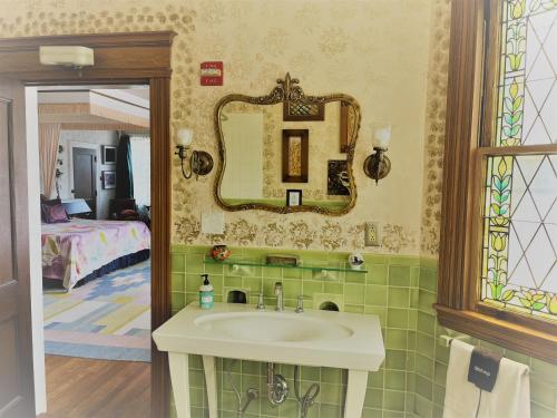 Ένα μπάνιο στο Munroe Inn Boutique Hotel