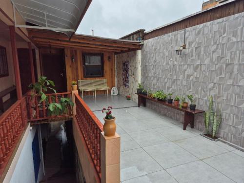 a patio with potted plants on a building at Pousada Vino & Leta O seu parador no centro in Grão Pará