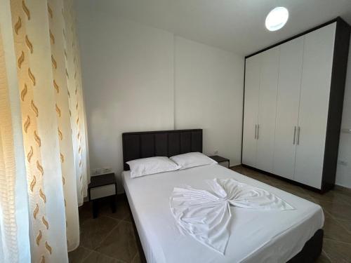 Säng eller sängar i ett rum på Apartament's Dejvi