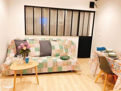 un salon avec un canapé et une table dans l'établissement Louis Pacello Appartement, à Amboise