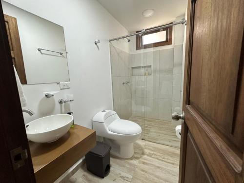 Ένα μπάνιο στο Apartamento cerca a charco corazón