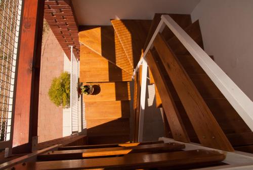 バダチョニトマイにあるKincsem Apartmanの木製の階段とレンガの壁の廊下