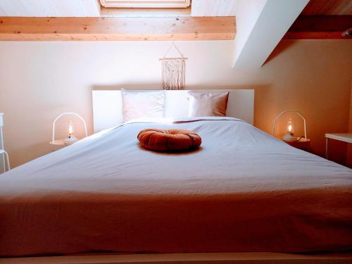 a large bed with a red pillow on top of it at Villa Cirasa in Aragona