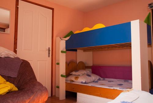 バダチョニトマイにあるKincsem Apartmanの子供用ベッドルーム(二段ベッド1組、ソファ付)