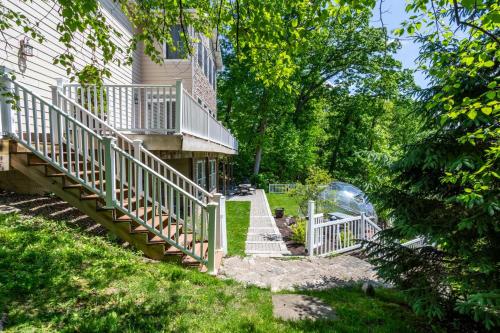 una scala che conduce a una casa con balcone di Valparaiso Lakeside Retreat King Bed, Lake Views a Valparaiso