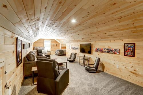 Χώρος καθιστικού στο NEW Construction - 7 Bedroom Log Cabin