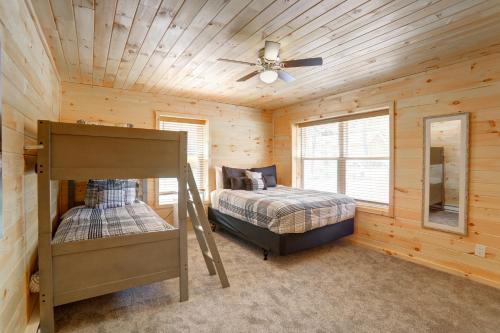 Ένα ή περισσότερα κρεβάτια σε δωμάτιο στο NEW Construction - 7 Bedroom Log Cabin
