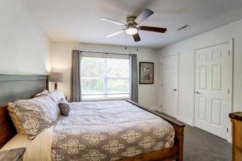 Ένα ή περισσότερα κρεβάτια σε δωμάτιο στο NEW Construction - 7 Bedroom Log Cabin