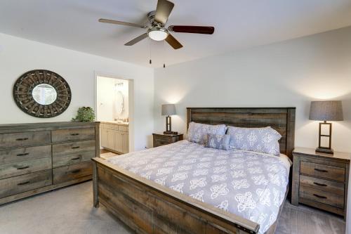 Ένα ή περισσότερα κρεβάτια σε δωμάτιο στο NEW Construction - 7 Bedroom Log Cabin