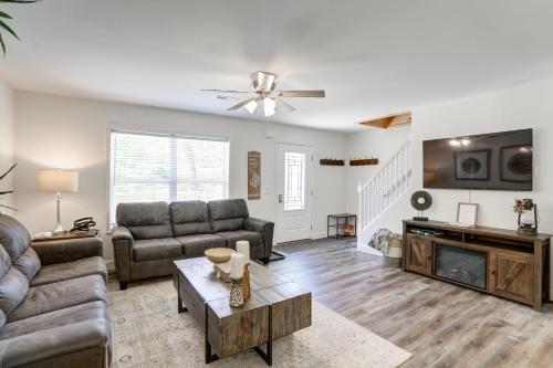 Χώρος καθιστικού στο NEW Construction - 7 Bedroom Log Cabin