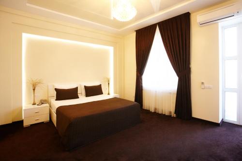 a bedroom with a bed and a window at Central Park Apartments in Chişinău