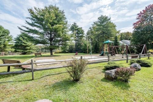 Ο χώρος παιχνιδιού για παιδιά στο NEW Construction - 7 Bedroom Log Cabin