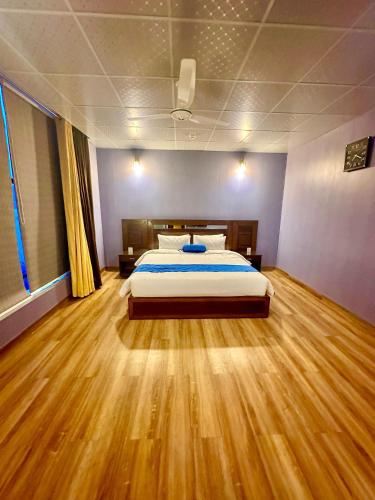 Кровать или кровати в номере Luxury Apartment in DHA Phase 8, Near Allama Iqbal International Airport