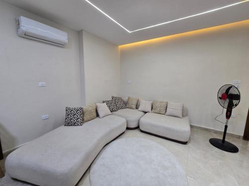 Hayat Pyramids house 75S