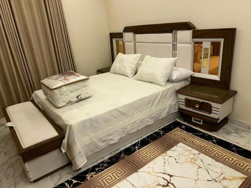 a bedroom with a large bed with a mirror at شقة فندقية vip برج رئيسي شارع الغشام مع موقف المنصورة in Manshīyat as Sādāt