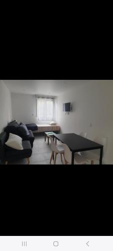 un salon avec une table et un canapé dans l'établissement Grand Appartement, 2 ou 3 ou 4 pieces, tramway sur place, proche gare sncf St Augustin 5 min, aéroport à 7 min, plage ou Allianz riviera 10 min, palais nikaia 2 min , supermarché sur place, parking possible si disponible ou payant à 1000 metre, à Nice