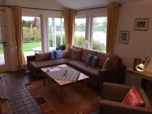 Posezení v ubytování Ferienhaus direkt am Binnensee mit eigenem Steg