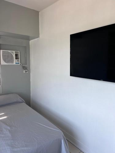 Cama o camas de una habitación en 1 bedrm condo, Tower 2, Hor 101