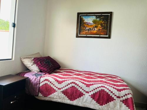 Rileys Home tesisinde bir odada yatak veya yataklar