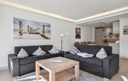 ビンツにあるJuniorのソファ2つとコーヒーテーブルのあるリビングルーム