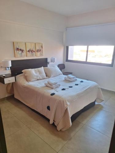 a bedroom with a large bed with towels on it at Mendoza Centro in Mendoza