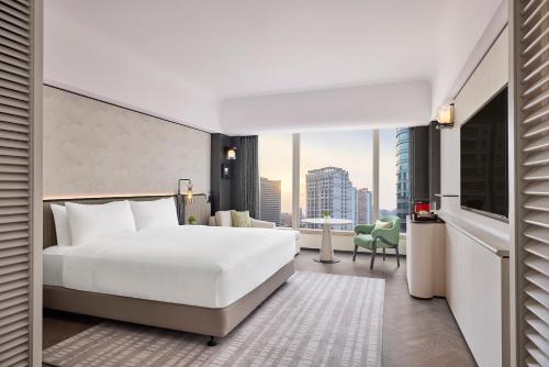 Ένα ή περισσότερα κρεβάτια σε δωμάτιο στο Hilton Shanghai City Center -Steps from iconic landmarks Wukang Mansion and Jing'an Temple