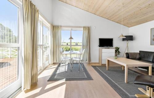 TV a/nebo společenská místnost v ubytování 2 Bedroom Nice Home In Gudhjem