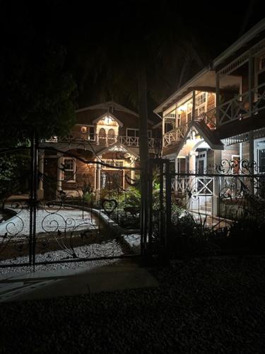 البناء الذي يحتوي بيت الضيافة