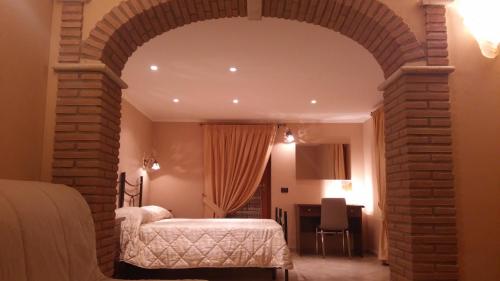 アンツィオにあるAlba Chiaraのアーチ型のベッドルーム(ベッド付)