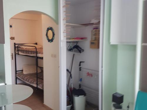 une chambre avec deux lits superposés dans une pièce dans l'établissement Studio spacieux à Sète avec parking privé, terrasse et cuisine équipée - FR-1-472-198, à Sète