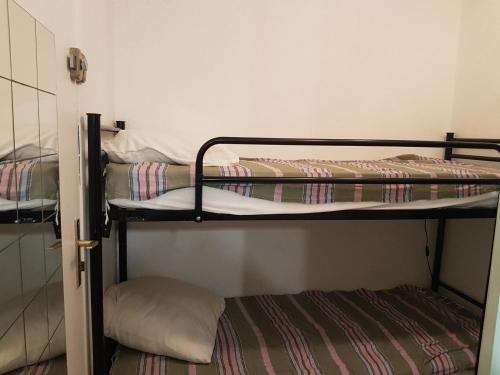 quelques lits superposés dans une chambre dans l'établissement Studio spacieux à Sète avec parking privé, terrasse et cuisine équipée - FR-1-472-198, à Sète