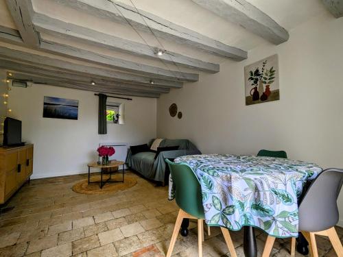 un salon avec une table et un canapé dans l'établissement Maison confortable avec jardin clos, wifi et parking, idéale pour se ressourcer en pleine nature - FR-1-591-612, à Mézières-en-Brenne