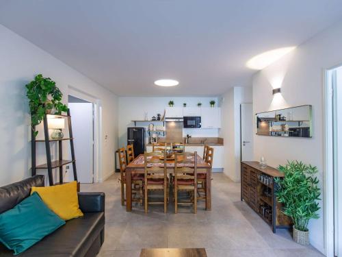 un salon avec une table et une salle à manger dans l'établissement Appartement T3, terrasse, parking, animaux acceptés, proche télécabine et centre de Cauterets - FR-1-401-305, à Cauterets