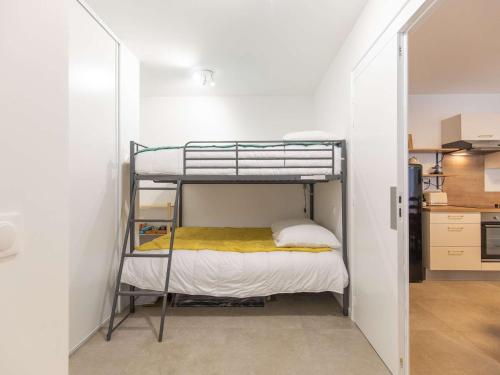 Cette petite chambre comprend des lits superposés. dans l'établissement Appartement T3, terrasse, parking, animaux acceptés, proche télécabine et centre de Cauterets - FR-1-401-305, à Cauterets