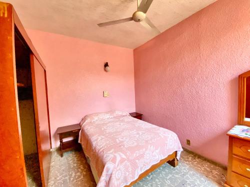 Postel nebo postele na pokoji v ubytování Condominio del Centro Zihuatanejo