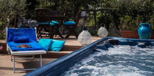a pool of water with a chair and a chair at Il Giardino dell'Arte in Anacapri