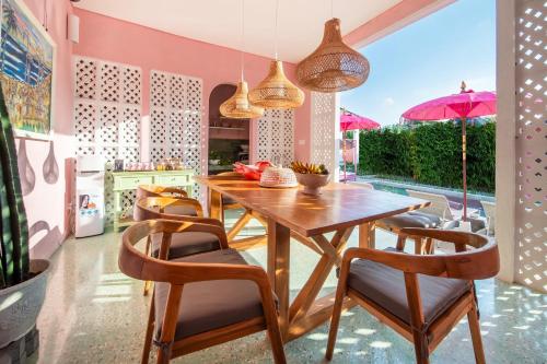 Posezení v ubytování PinkPrivate Balangan - for Cool Adults Only