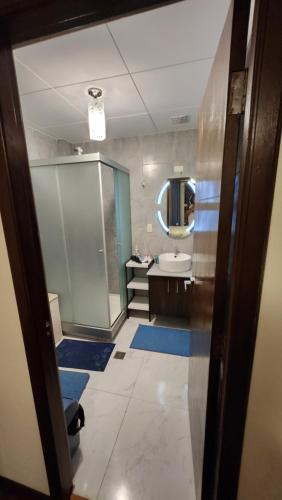 un bagno con lavandino, WC e specchio di En el Corazón de La Paz, nuevo, cómodo y tranquilo departamento a La Paz