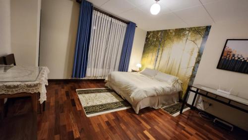 una camera da letto con un letto e un tavolo di En el Corazón de La Paz, nuevo, cómodo y tranquilo departamento a La Paz